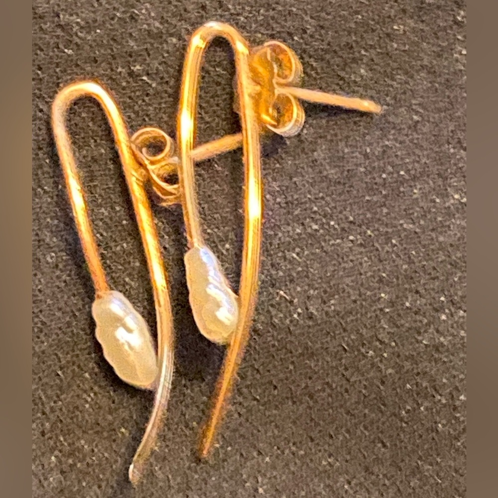 Elegant Gold and White Pearl Earring first picture enlarged to show detail